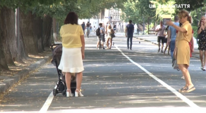 Розмітку велодоріжки нанесли на набережній Незалежності в Ужгороді
