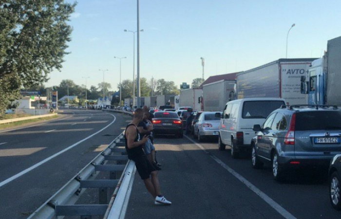 Страшні черги на в’їзд і на виїзд: закарпатці обурені роботою угорських КПП