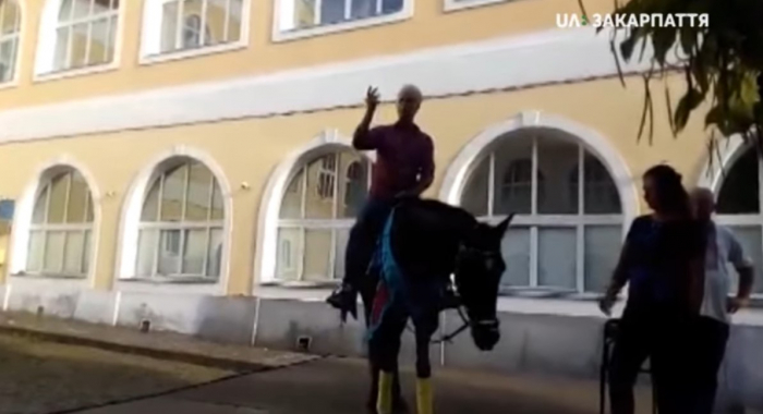 В Ужгороді поети читали твори верхи на коні, якого звати Блек Джек (ВІДЕО)