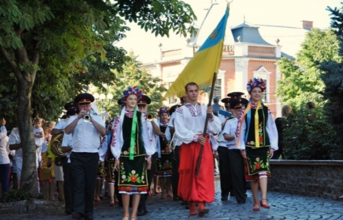 На Закарпатті відбувся парад вишиванок (ВІДЕО)