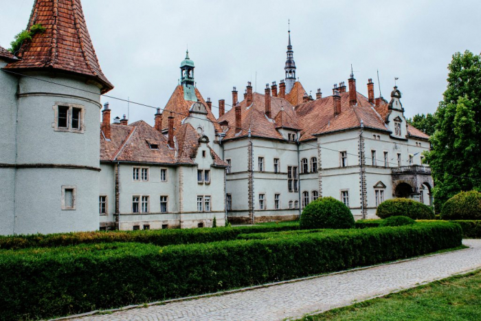 Роза вітрів графів Шенборнів: палац із Джерелом краси серед чарівного парку