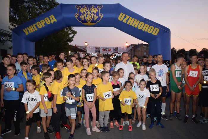 Три сотні ужгородців долучилися до легкоатлетичного нічного забігу (ФОТО)