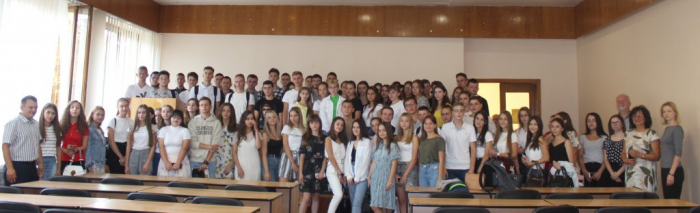 Для першокурсників УжНУ відбулась перша лекція