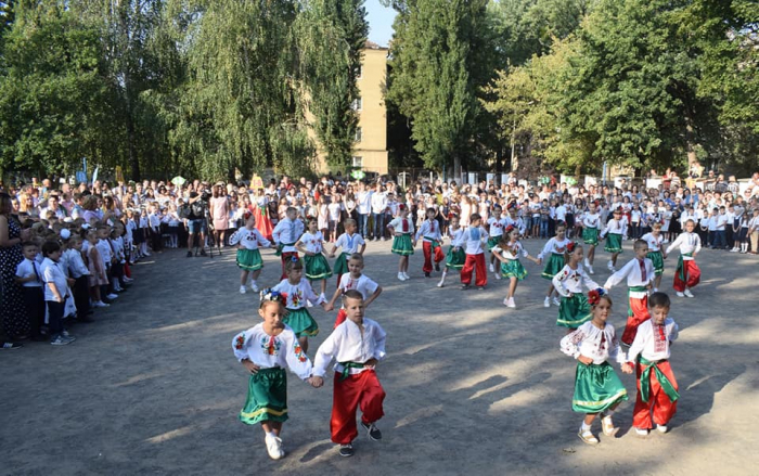 Відходять у минуле традиційні першовересневі лінійки в Ужгороді – приклад школи №6 (ФОТО)
