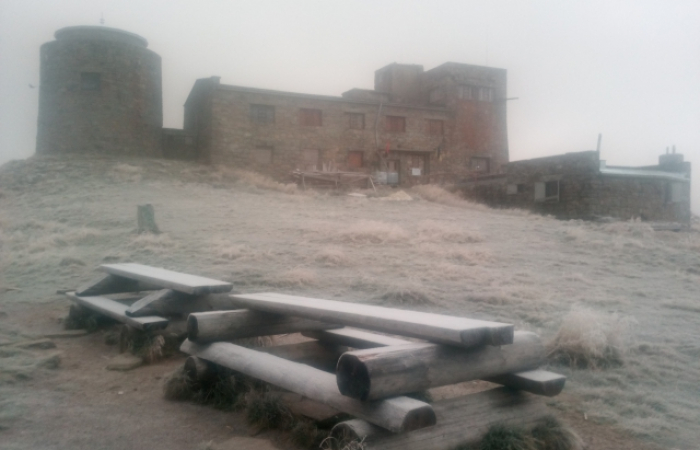 Найвищі гори в Закарпатті засипає дрібним снігом (ФОТО, ВІДЕО)