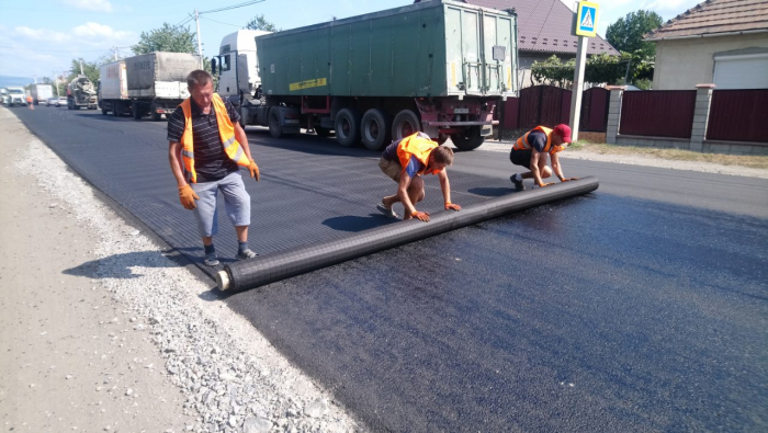 Закарпатські дорожники показали, які сучасні технології використовують при будівництві доріг