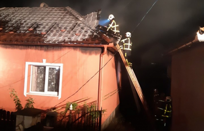Вночі у Берегові горів будинок та автомобіль