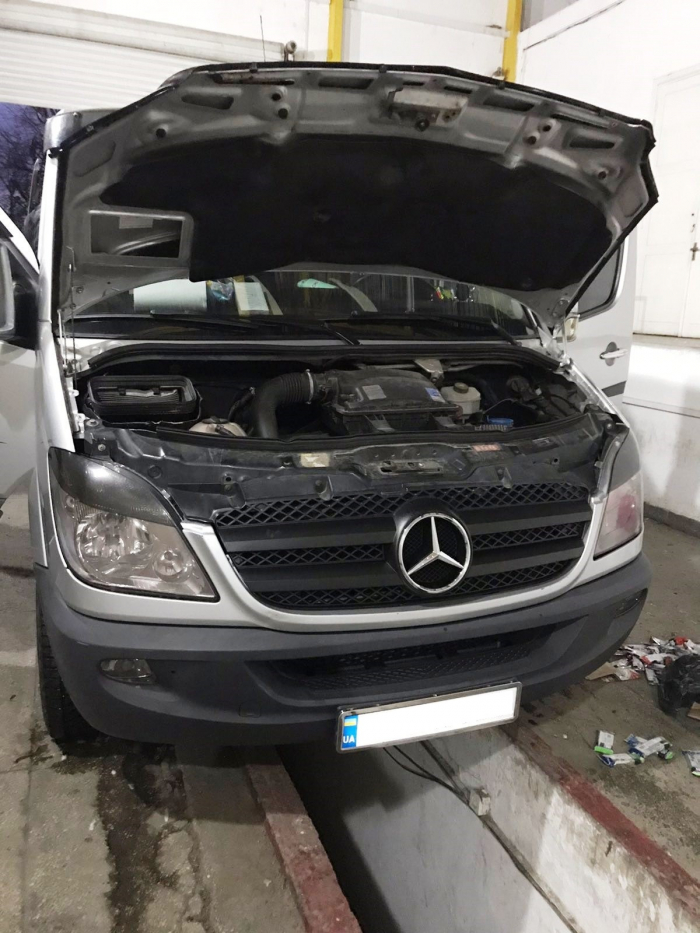 Прикордонники виявили велику кiлькiсть енергетикiв та бiодобавок у мікроавтобусі, що прямував з Угорщини