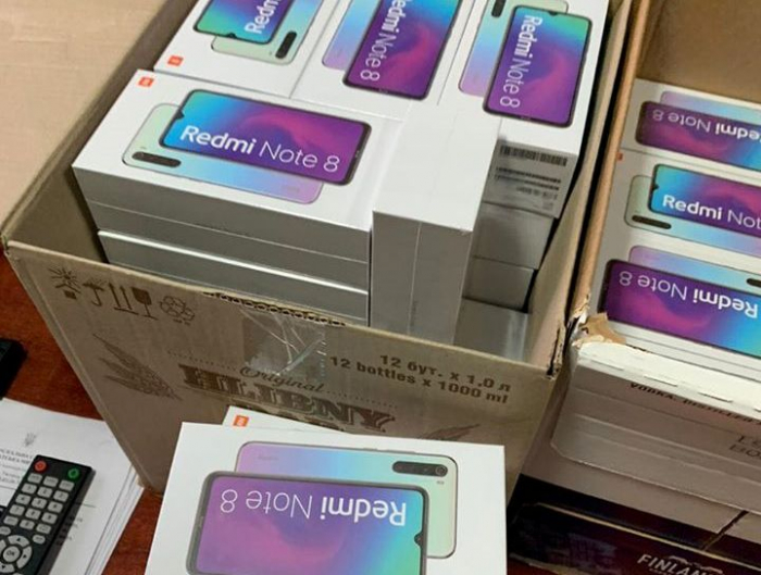 Закарпатські митники вилучили мікроавтобус «нашпигований» новими смартфонами