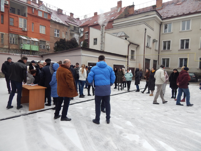 Встигли за 7 хвилин: судова охорона відпрацювала навчальну евакуацію із Закарпатського апеляційного суду