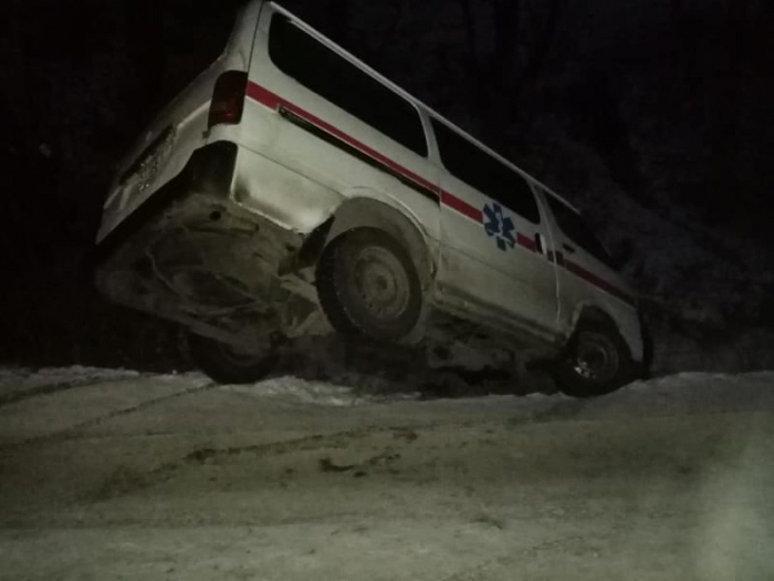 У Рахові автомобіль "швидкої" опинився у кюветі (ФОТО)