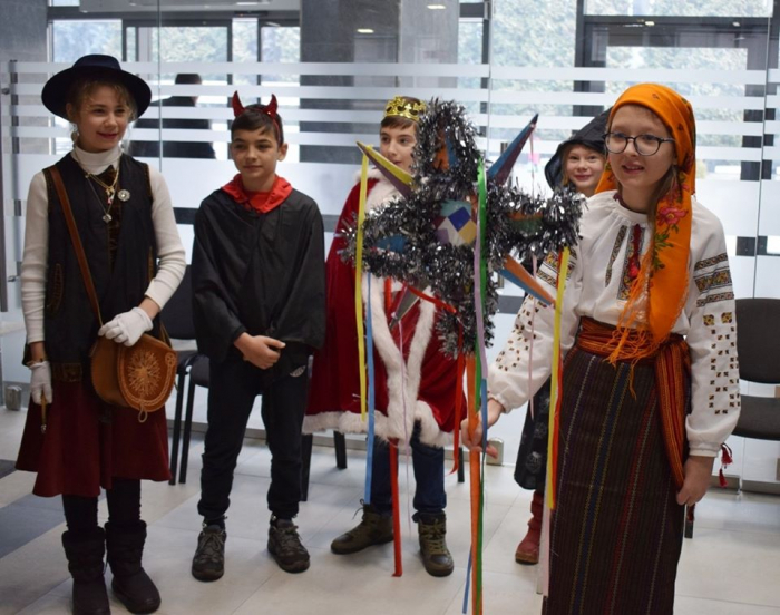 Різдвяний вертеп від пластунів завітав до Ужгородської міськради (ФОТО)