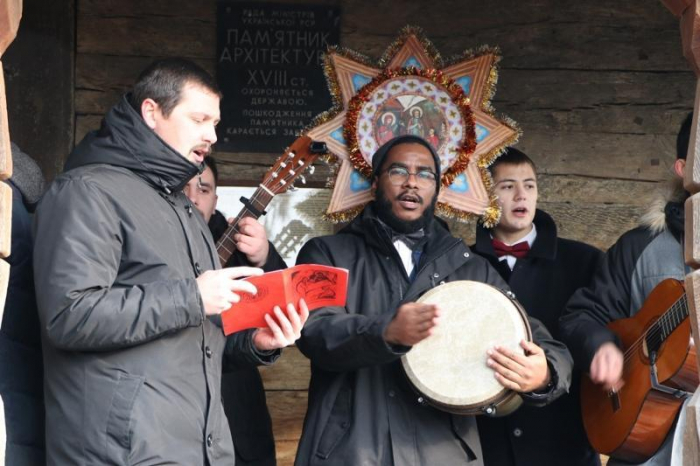 В Ужгороді представляли колядки свого району 23 колективи Закарпаття (ВІДЕО)