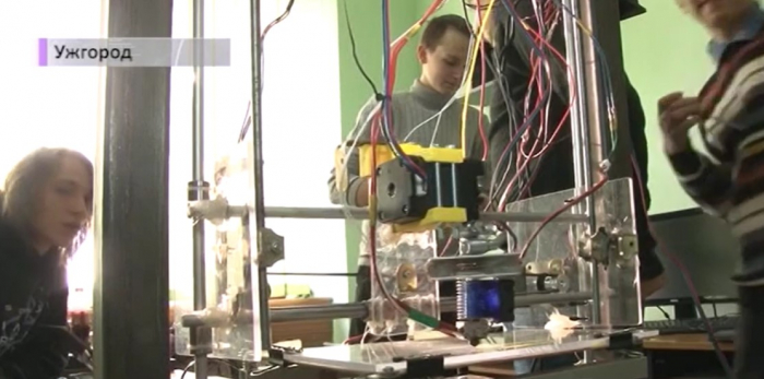 Майбутнє вже сьогодні: студенти УжНУ власноруч створили 3D принтер (ВІДЕО)