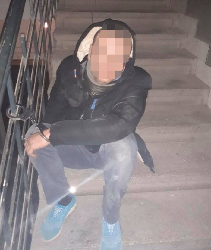 Затримали на гарячому: в Ужгороді копи затримали злодіїв в чужій квартирі