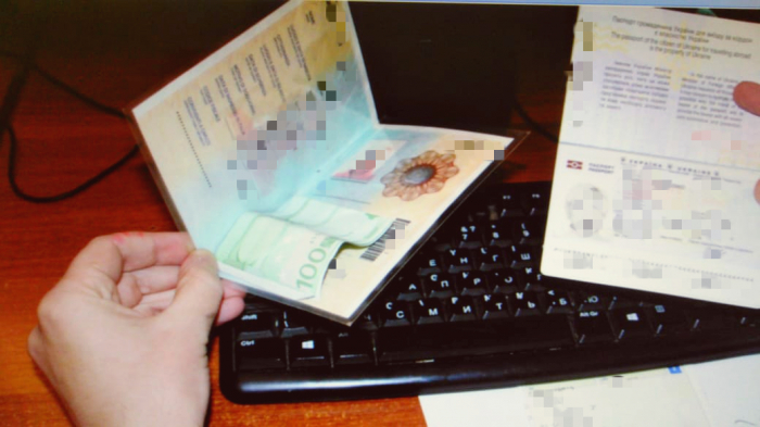 Потрапила на чесну зміну: закарпатські прикордонники не взяли 100 євро хабара від українки