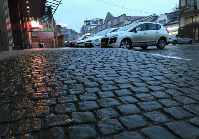 В Ужгороді продовжують посипати вулиці протиожеледною сумішшю (ФОТО)