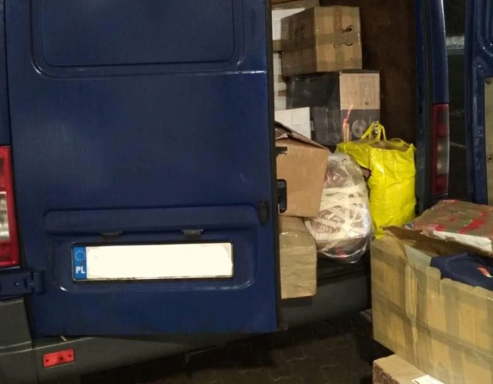 "Італійський бусик" з брендовим одягом не пройшов повз закарпатських митників (ФОТО)