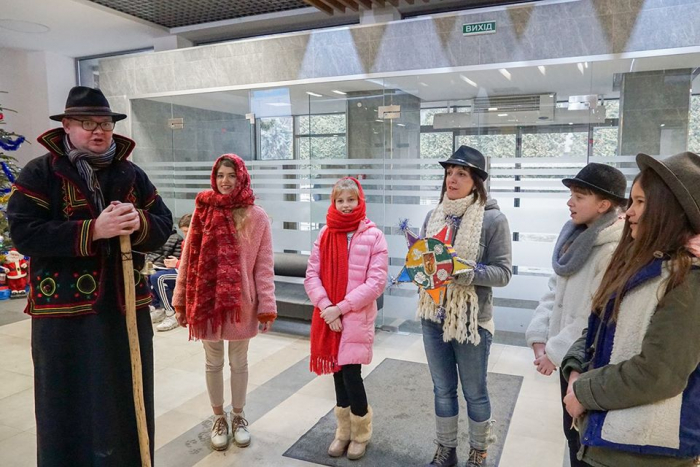 Колядки знову лунали в Ужгородській міській раді – завітали вихованці благодійного фонду «Карітас»