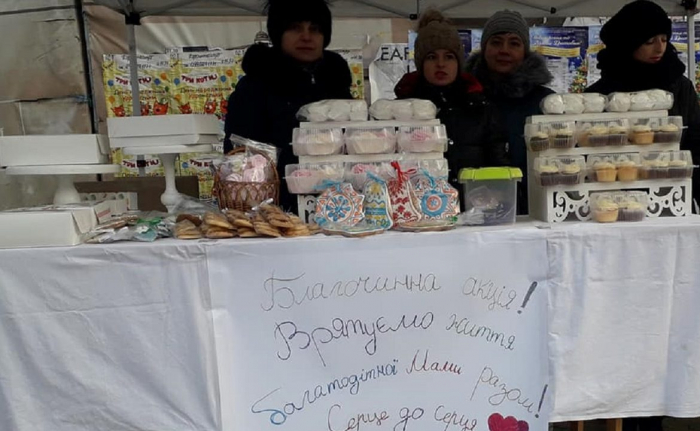 На Театральній в Ужгороді проводять благодійний ярмарок “Врятуй багатодітну маму”