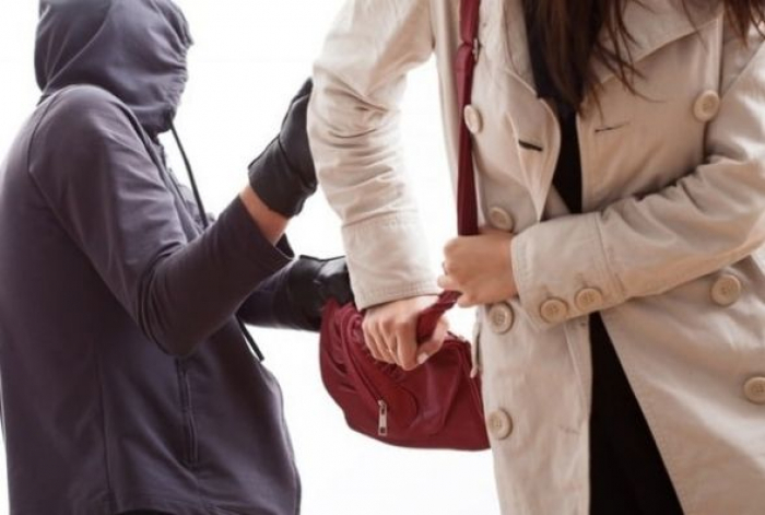 Чоловіку, який викрав в ужгородки сумочку, загрожує до 6 років позбавлення волі