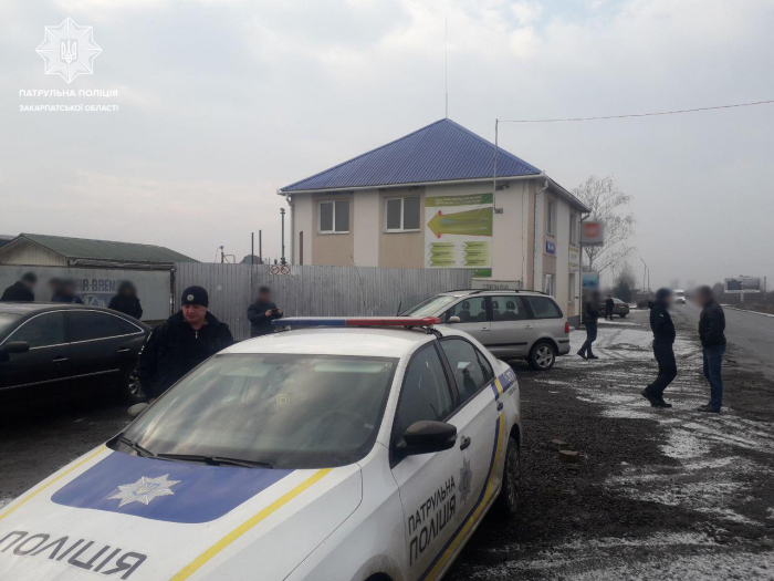 Закарпатські патрульні "вдарили рейдом" по нелегальних АЗС (ФОТО)