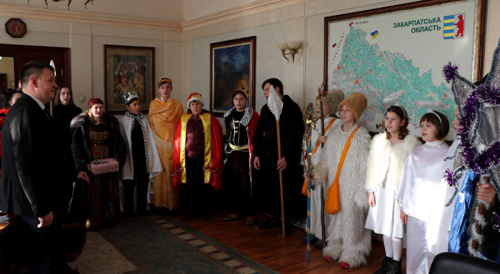 У Закарпатську ОДА із колядками завітали дитячі колективи