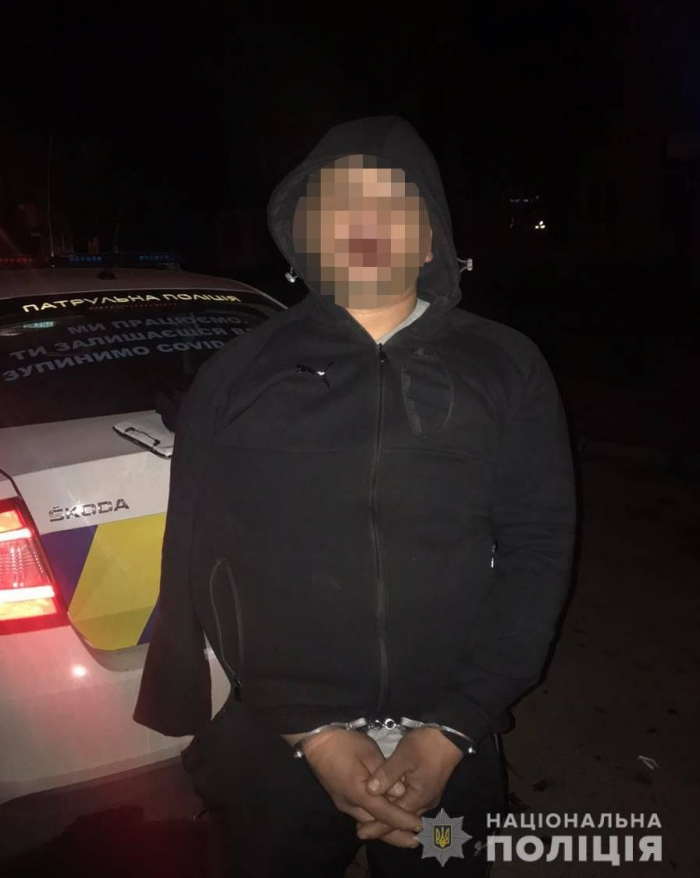 Вночі в Ужгороді поліція зловила озброєного чоловіка