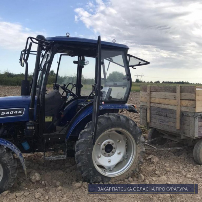 Контрабанда по-закарпатськи: чоловік на тракторі намагався перемістити до ЄС більше 20 тис. пачок сигарет