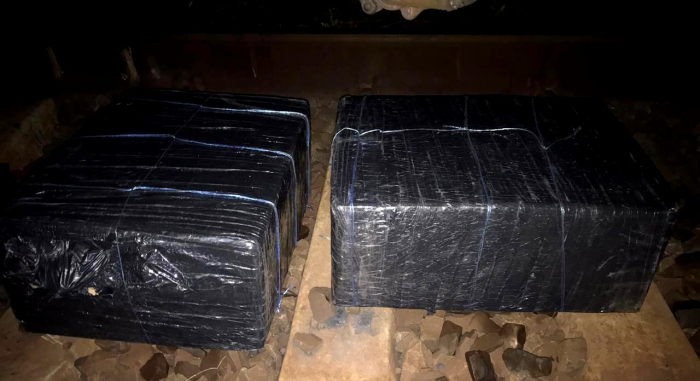 Закарпатські митники розкопали два ящики сигарет, приховані під метровим шаром руди у вагоні потяга