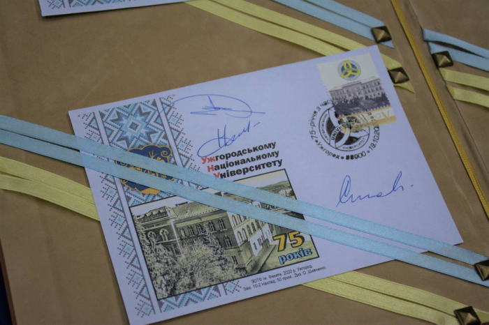 До 75-ї річниці вишу в УжНУ представили власну поштову марку