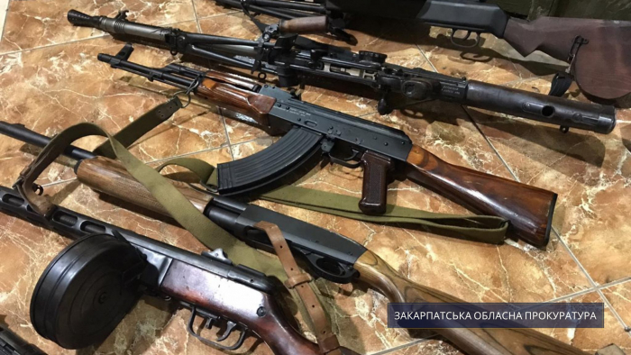 Закарпатку незаконно утримували в помешканні, повному зброї (ФОТО)