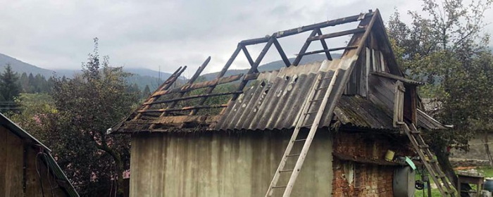 Пожежа на Міжгірщині: вогонь знищив покрівлю літньої кухні та 6 центнерів сіна