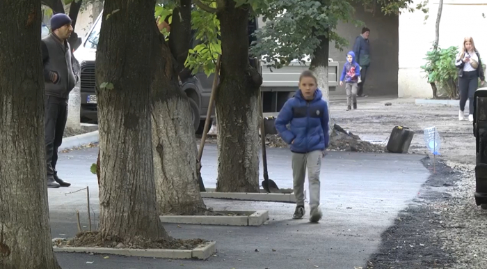В Ужгороді продовжують ремонтувати прибудинкові території та водопровідну мережу (ВІДЕО)