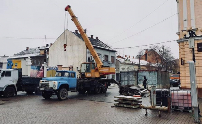 У центрі Берегова монтують ковзанку