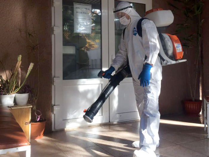 Закарпатські рятувальники дезінфікують місця з масовим перебуванням людей (ФОТО)