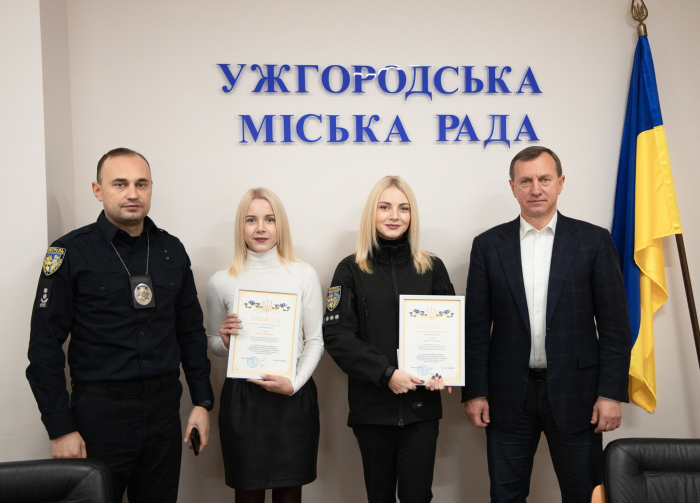 Богдан Андріїв нагородив ужгородських працівниць патрульної поліції – Еліну Даков та Емілію Савчук
