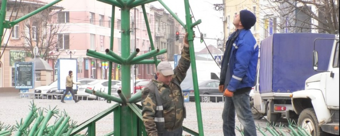 Новорічну ялинку встановлюють у Мукачеві