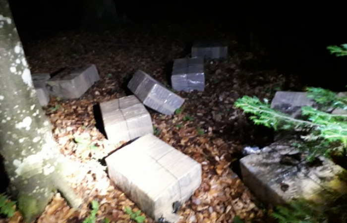 На Закарпатті контрабандисти залишили на кордоні 5 тисяч пачок цигарок (ФОТО)