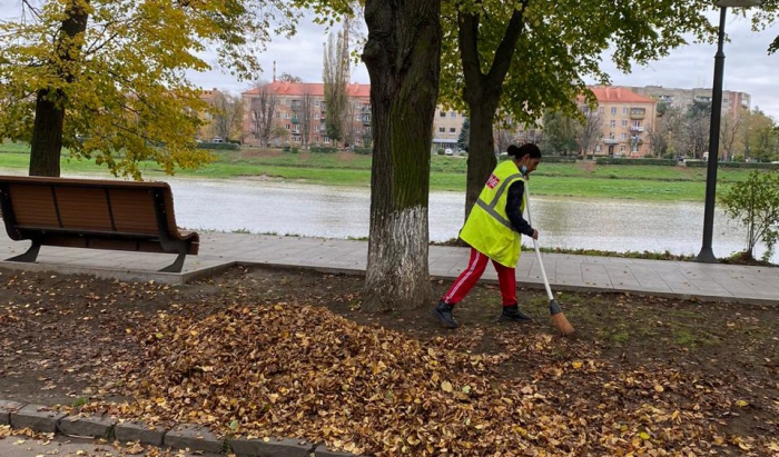 Більше сотні працівників комунальних служб здійснюють суботнє прибирання в Ужгороді