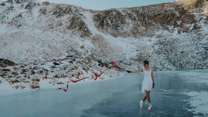 Дівчина кілька років чекала, аби станцювати на ковзанах на найвисокогірнішому озері в Закарпатті