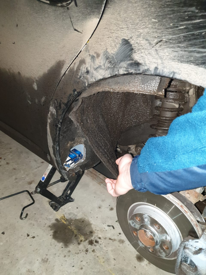 На митному посту «Малий Березний» росіянин «втратив» «ALFA ROMEO» через приховані 40 блоків сигарет


