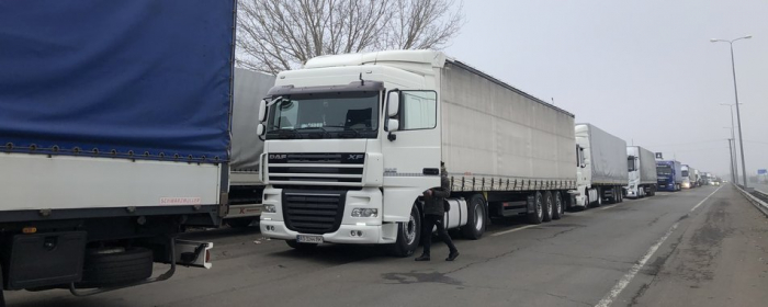 260 вантажівок стоять у черзі від КПП "Тиса" до села Тийглаш на Закарпатті
