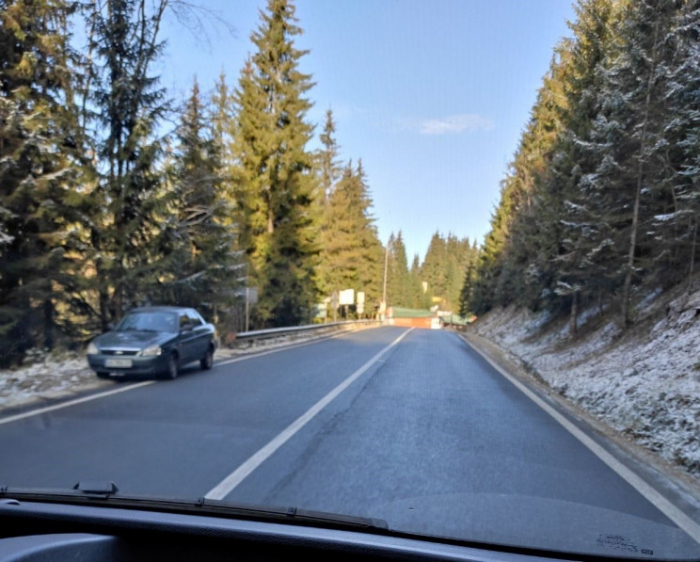 Морози на Закарпатті: дорогу на перевалах вже посипають сіллю