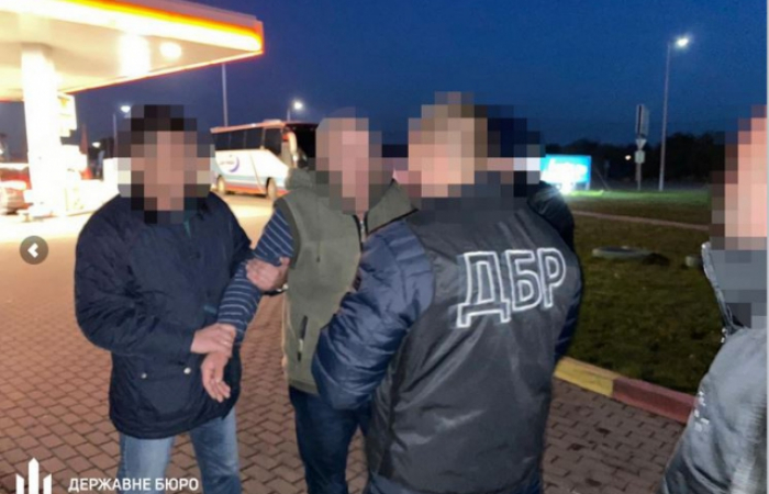 Головного лісника Закарпаття затримали під час отримання 30 тис. хабаря (ФОТО, ВІДЕО)