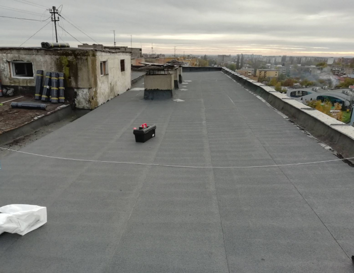 В Ужгороді продовжують лагодити покрівлі багатоповерхівок: цього разу на вул. Минайській