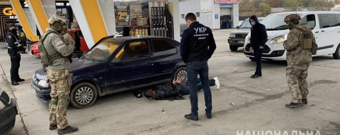 Зі зброєю та наркотиками затримали чоловіка на Закарпатті