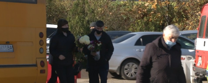 Додаткові автобуси їздять до цвинтаря "Барвінок" у поминальний день в Ужгороді
