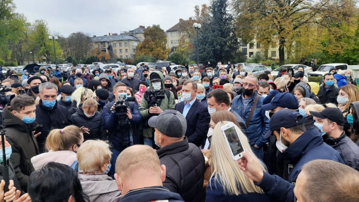  В Ужгороді мітинг підприємців: "Я не можу заробити дітям на хліб!" ФОТОФАКТ