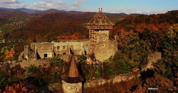 Мальовниче Закарпаття: Невицький замок в осінній красі (ВІДЕО)